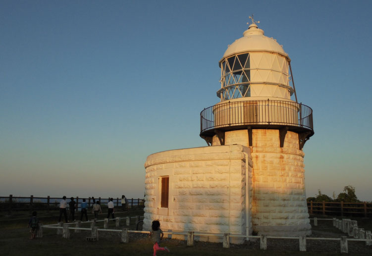 1883年に造られた白亜の「禄剛埼灯台」