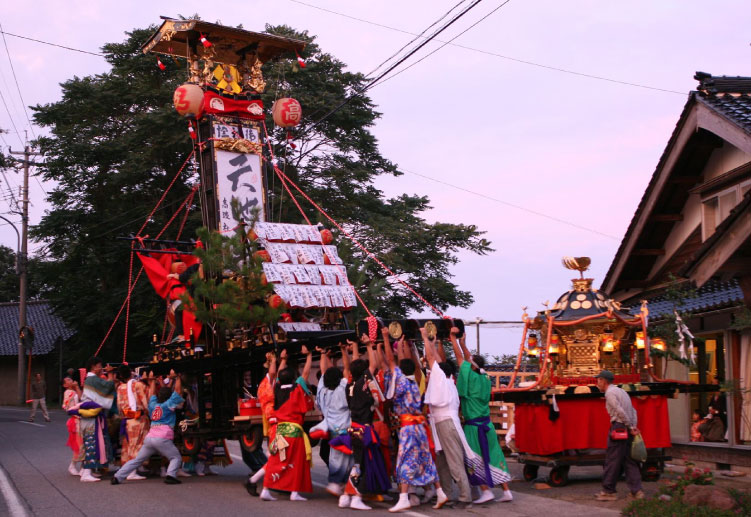 옻칠을하여 호화찬란하게 치장한 타코지마축제의 키리코